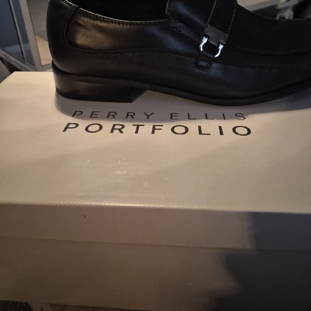Perry Ellis Black Leather Slip-On Loafers - Picture 2 of 8